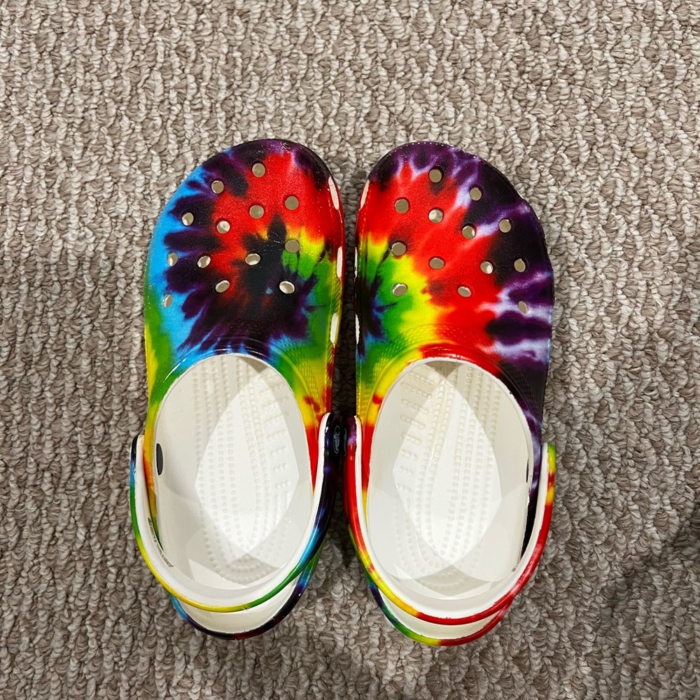 CROCS (M5/W7) Vibrant Tie-Dye Clogs
